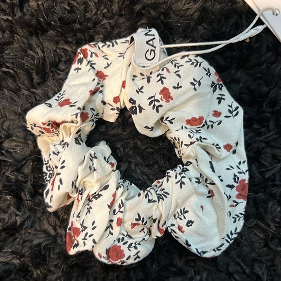 GANNI Printed Floral Scrunchie in Egret NWT - Picture 2 of 5